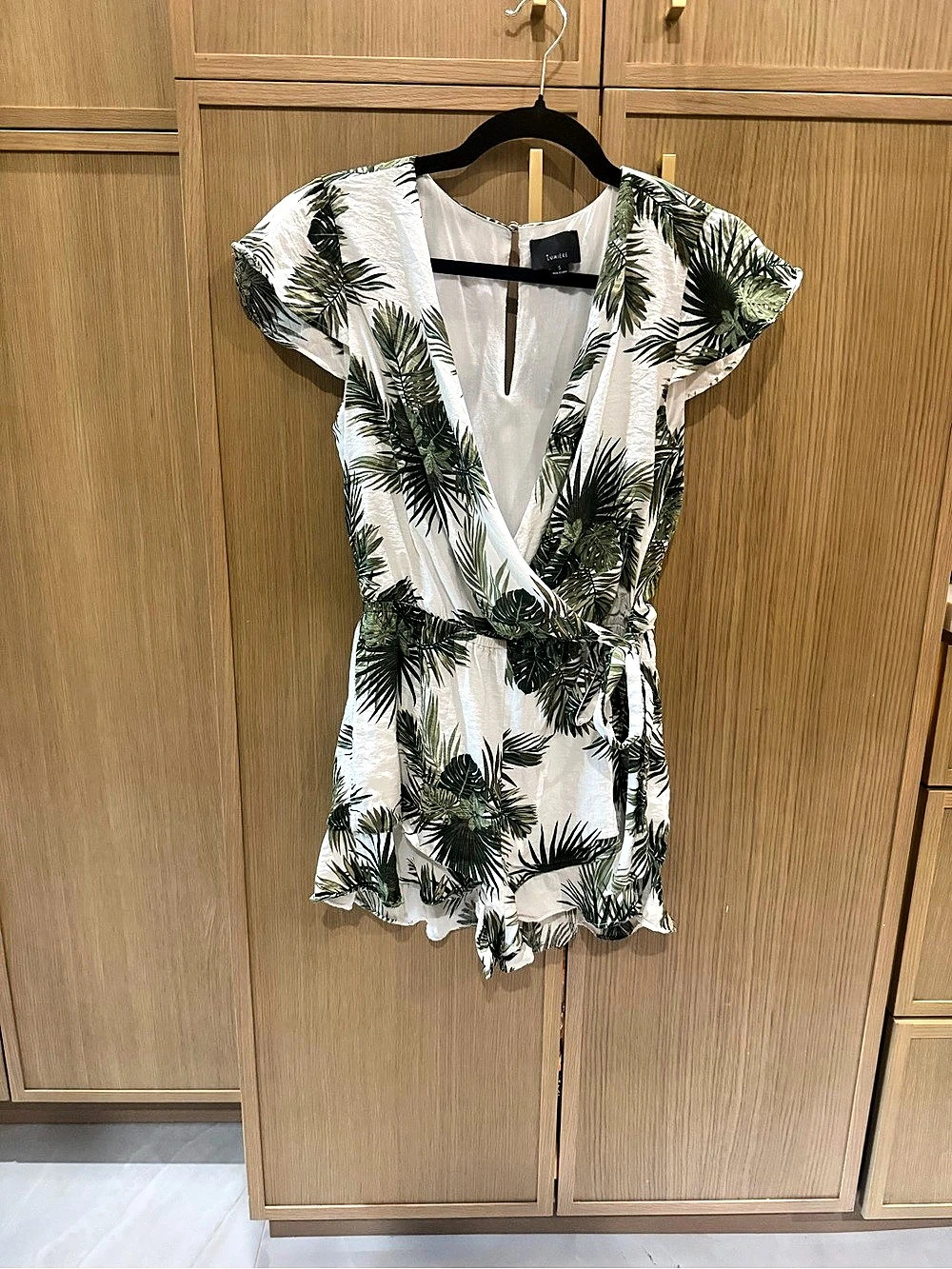 Lumiere Tropical Palm Romper in White & Green Size Small Like New